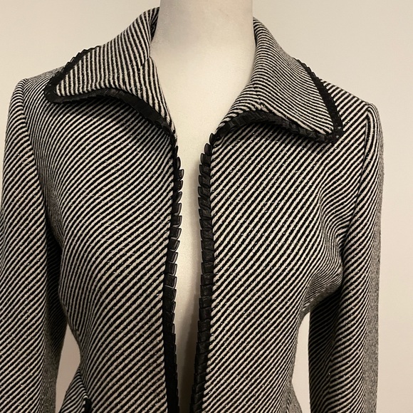 Tahari Arthur S. Levine Blazer Black/Light Cream Fabric Silver threading
Size 4 - Picture 2 of 9
